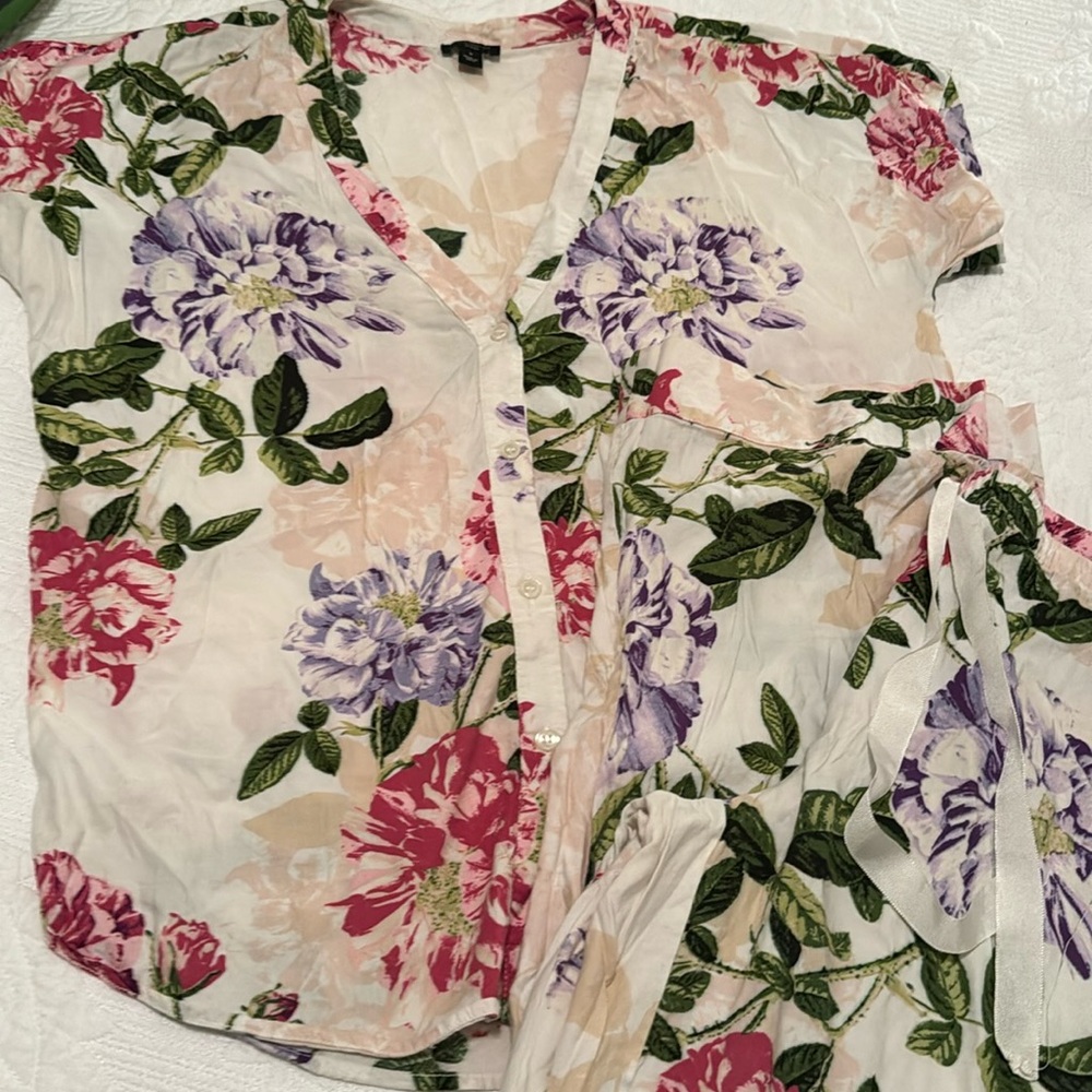 Ann Taylor floral pajama set. Sz medium